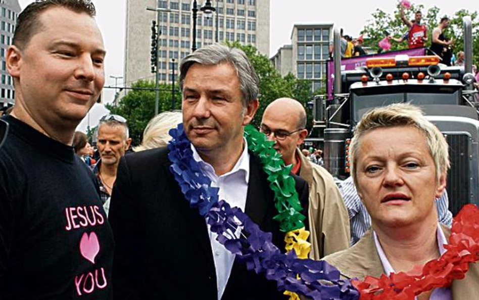 Klaus Wowereit (w środku), licząc na poparcie elektoratu homoseksuali-stów, wczoraj wziął udział w b