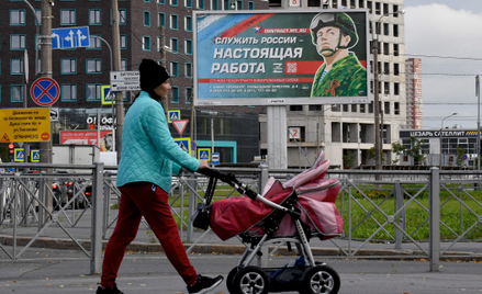 „Służyć Rosji to prawdziwa praca” – głosi plakat w Petersburgu, zachęcający do służby w armii