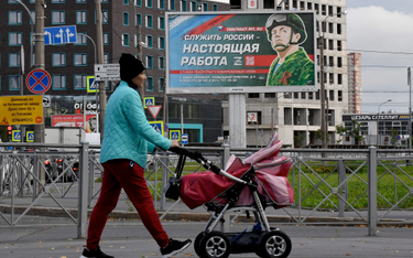 „Służyć Rosji to prawdziwa praca” – głosi plakat w Petersburgu, zachęcający do służby w armii