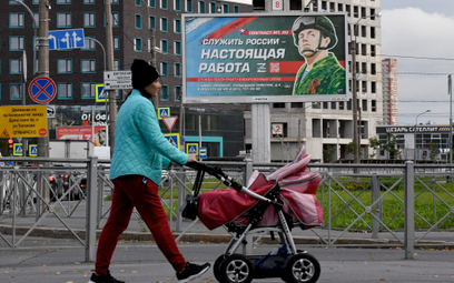 „Służyć Rosji to prawdziwa praca” – głosi plakat w Petersburgu, zachęcający do służby w armii