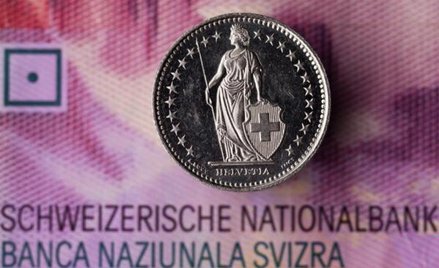 Dopłaty do frankowych rat mogłyby być uruchomione dopiero, gdy kurs franka przekroczy poziom 5 zł.