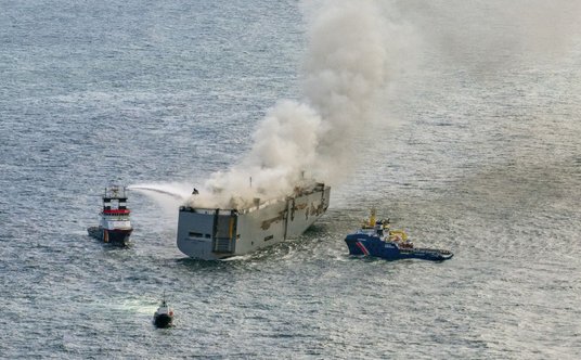 Gaszenie pożaru statku Fremantle Highway