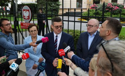 Sędziowie TK, od lewej: Anna Korwin-Piotrowska, Krystian Markiewicz i Marcin Dziurda przed siedzibą 