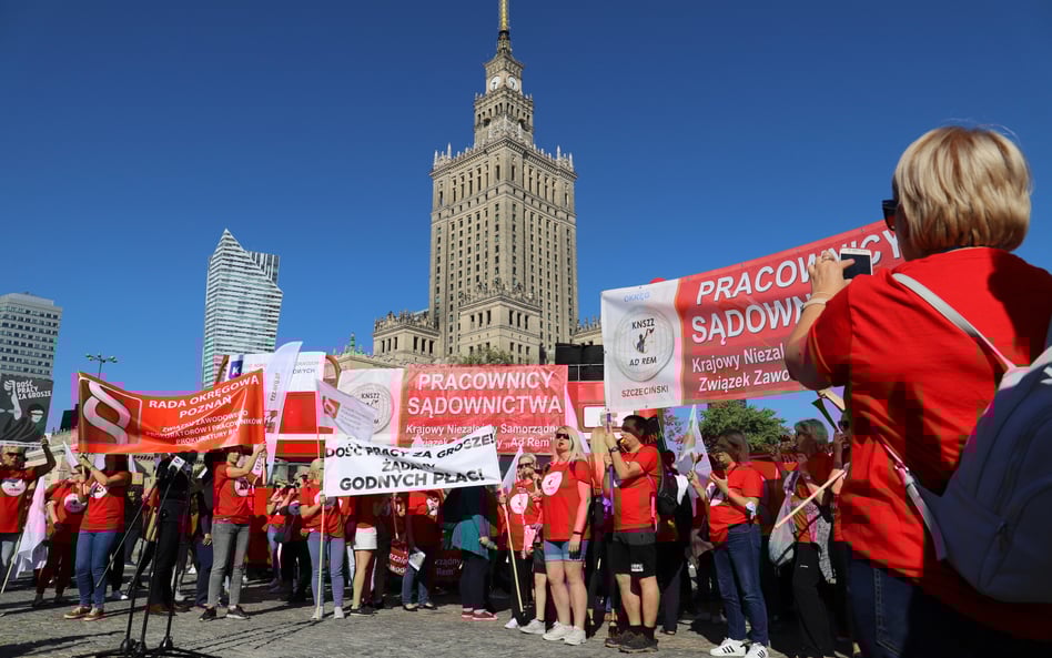 Ziobro występuje do MF o odmrożenie pensji w sądach