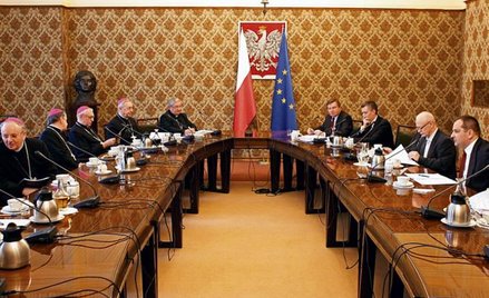 Episkopat i rząd powinny znaleźć sposób zamknięcia Funduszu Kościelnego