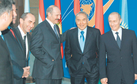 Od lewej prezydenci: Kirgistanu – Kurmanbek Bakijew, Turkmenistanu – Saparmurat Nijazow, Armenii – R