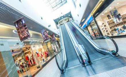 Duże sklepy już odczuły zakaz handlu