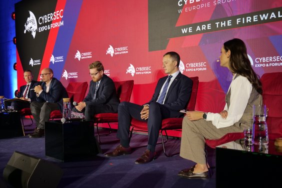 Uczestnicy panelu (od lewej): Andy Garth, Radosław Nielak, Dariusz Standerski, Tomasz Zdzikot i prow