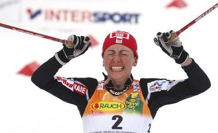 Justyna Kowalczyk cieszy się ze zwycięstwa w mistrzostwach świata