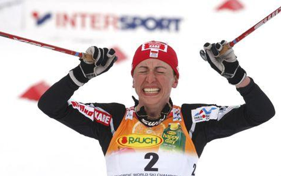 Justyna Kowalczyk cieszy się ze zwycięstwa w mistrzostwach świata