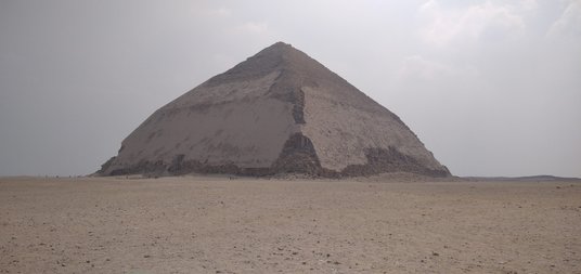 Łamana Piramida w Dahszur – z czasów egipskiego Starego Państwa, uznawana za „wprawkę architektonicz