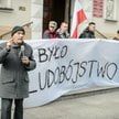 Pikieta organizowana w 2014 roku przez Ruch Narodowy w sprawie napisu na pomniku Ofiar Wołynia