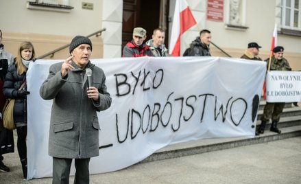 Pikieta organizowana w 2014 roku przez Ruch Narodowy w sprawie napisu na pomniku Ofiar Wołynia