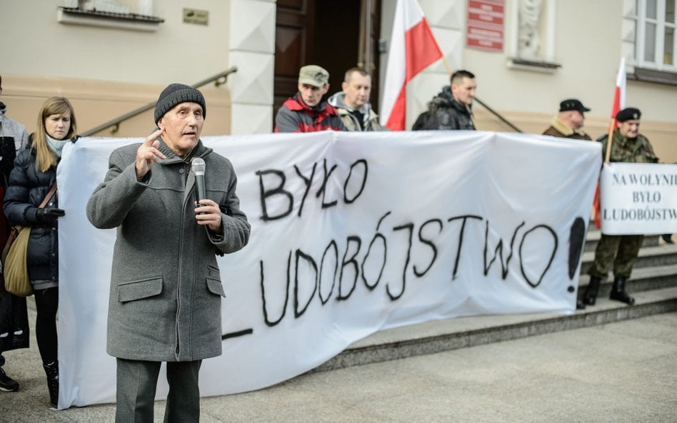 Pikieta organizowana w 2014 roku przez Ruch Narodowy w sprawie napisu na pomniku Ofiar Wołynia