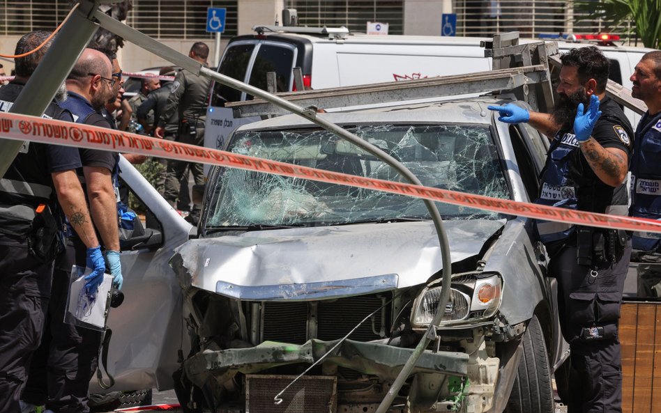 Według doniesień, 23-latek celowo wjechał samochodem w grupę ludzi na chodniku w Tel Awiwie