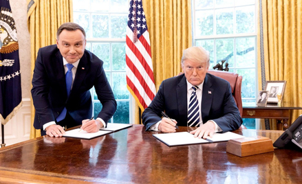 Andrzej Duda i Donald Trump – symboliczna scena pokazująca zależność Warszawy od Waszygtonu