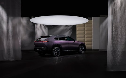 Mazda CX-6e  - ma drzwiach bagażnika pojawił się podświetlony napis Mazda