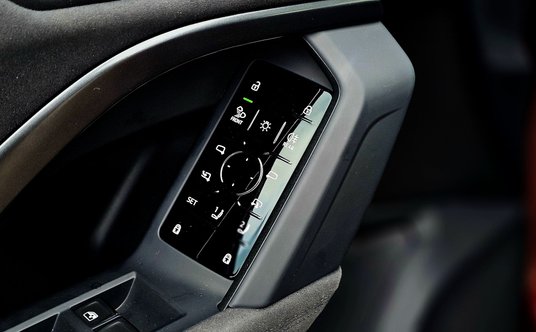To nowość w obsłudze Audi. Multi panel ze sterowaniem różnych funkcji (lusterek, świateł, pamięci fo