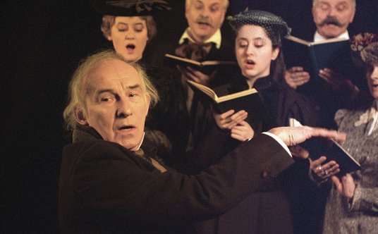 Henryk Bista jako Szymon Stimson w „Naszym mieście” Thorntona Wildera w reżyserii Marii Zmarz-Koczan