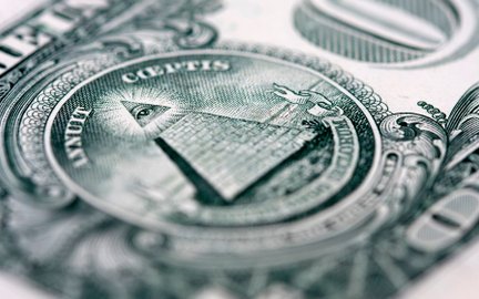 Silny dolar bije w złotego, euro i w złoto