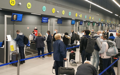 Pasażerowie akceptują oczekiwanie nie dłuższe niż godzina, jeśli mają duży bagaż