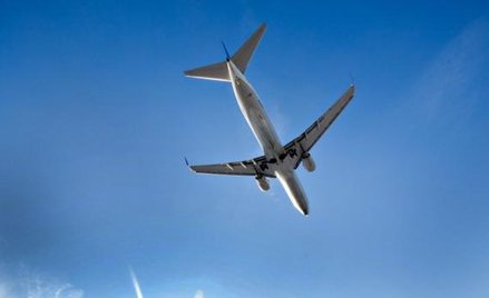 Samolot zawrócił przez palec