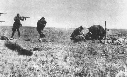 Egzekucja Żydów kijowskich dokonana przez niemieckie oddziały Einsatzgruppen niedaleko Iwangorodu na