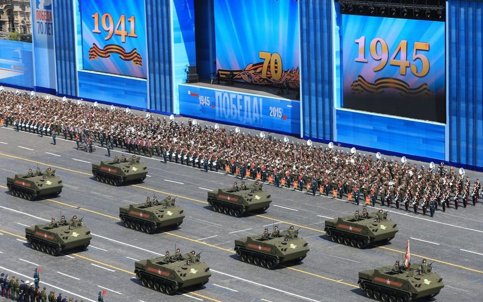 Wcześniej Rosjanie byli świadkami wielkiej parady wojskowej.
