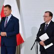 Były minister spraw wewnętrznych i administracji Mariusz Kamiński (P) i były minister obrony narodow