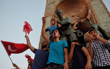 Demonstranci cieszą się ze zwycięstwa prezydenta Erdogana.