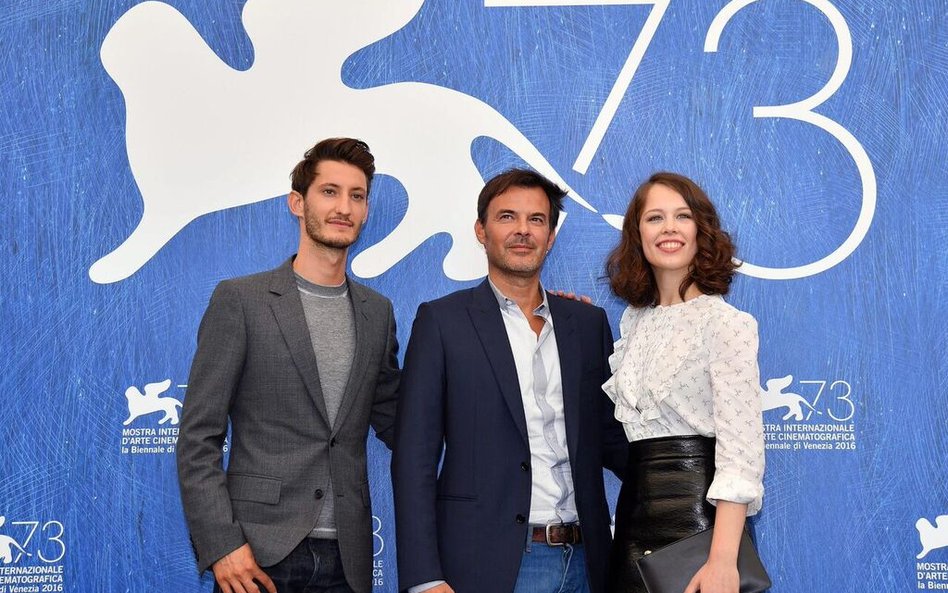 Ekipa „Frantza” w Wenecji: aktor Pierre Niney, reżyser François Ozon i aktorka Paula Beer