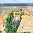 Kilkanaście osób działających aktywistycznie w Greenpeace weszło przed świtem 7 kwietnia 2025 r. na 