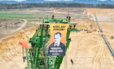 Kilkanaście osób działających aktywistycznie w Greenpeace weszło przed świtem 7 kwietnia 2025 r. na 