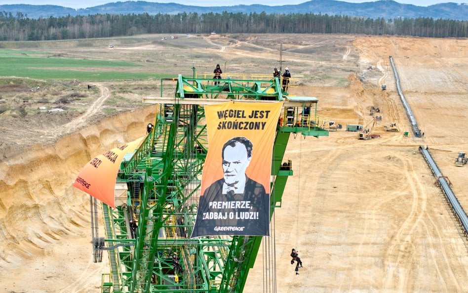 Kilkanaście osób działających aktywistycznie w Greenpeace weszło przed świtem 7 kwietnia 2025 r. na 