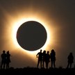 Księżyc całkowicie zasłania słońce podczas całkowitego zaćmienia słońca widzianego z Centrum Galacti