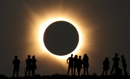 Księżyc całkowicie zasłania słońce podczas całkowitego zaćmienia słońca widzianego z Centrum Galacti