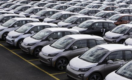Spada światowa sprzedaż samochodów elektrycznych