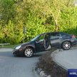 Włamywacz pomylił drogę, a jego auto zawisło na krawężniku