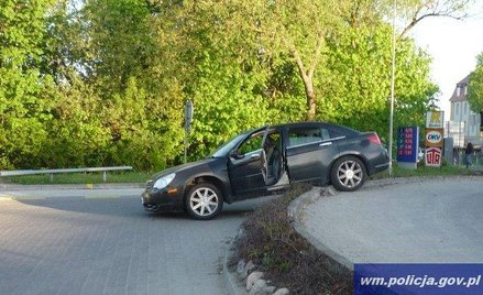 Włamywacz pomylił drogę, a jego auto zawisło na krawężniku