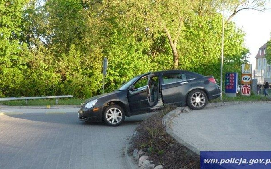 Włamywacz pomylił drogę, a jego auto zawisło na krawężniku