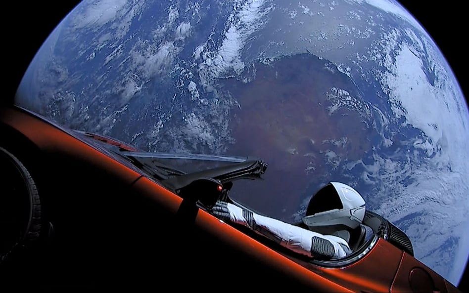 Za kierownicą wystrzelonej w kosmos Tesli Roadster siedzi manekin w skafandrze SpaceX.