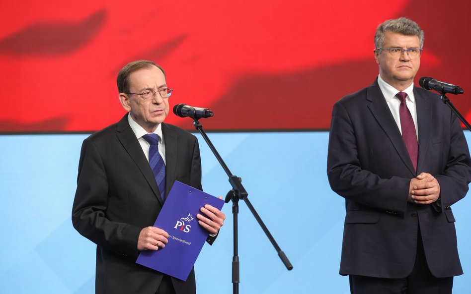 Politycy PiS Mariusz Kamiński i Maciej Wąsik podczas konferencji prasowej w siedzibie Prawa i Sprawi