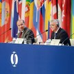Szef EBOR Sir Suma Chakrabarti i prezes NBP Marek Belka na spotkaniu udziałowców banku w Warszawie