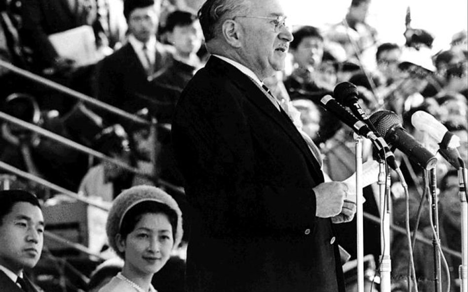 Doktor Ludwig Guttmann otwiera paraigrzyska w Tokio w roku 1964