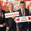 Minister Witold Bańka zrobił sobie zdjęcie na stoisku POT. Po lewej podsekretarz stanu w MSiT Darius