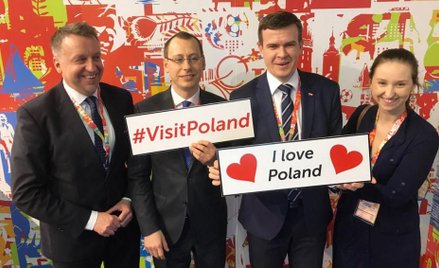 Minister Witold Bańka zrobił sobie zdjęcie na stoisku POT. Po lewej podsekretarz stanu w MSiT Darius