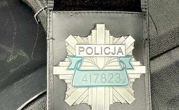 Zgodnie z polskim prawem, za przywłaszczenie stanowiska lub funkcji publicznej grozi kara do roku po