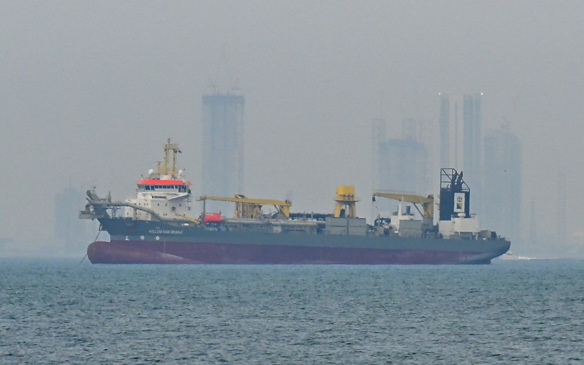 Kryzys bez precedensu: ropa jest, ale nie dociera do odbiorców. Winna wojna w Zatoce