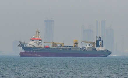 Statki handlowe kotwiczą u wybrzeży Zjednoczonych Emiratów Arabskich z powodu zakłóceń w żegludze w 