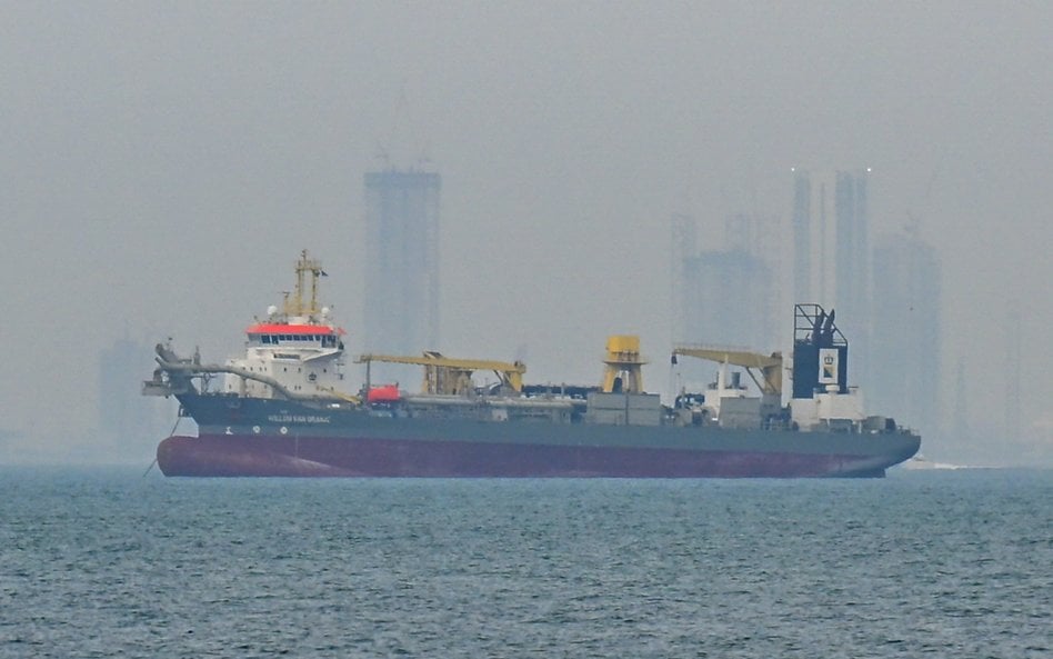 Statki handlowe kotwiczą u wybrzeży Zjednoczonych Emiratów Arabskich z powodu zakłóceń w żegludze w 